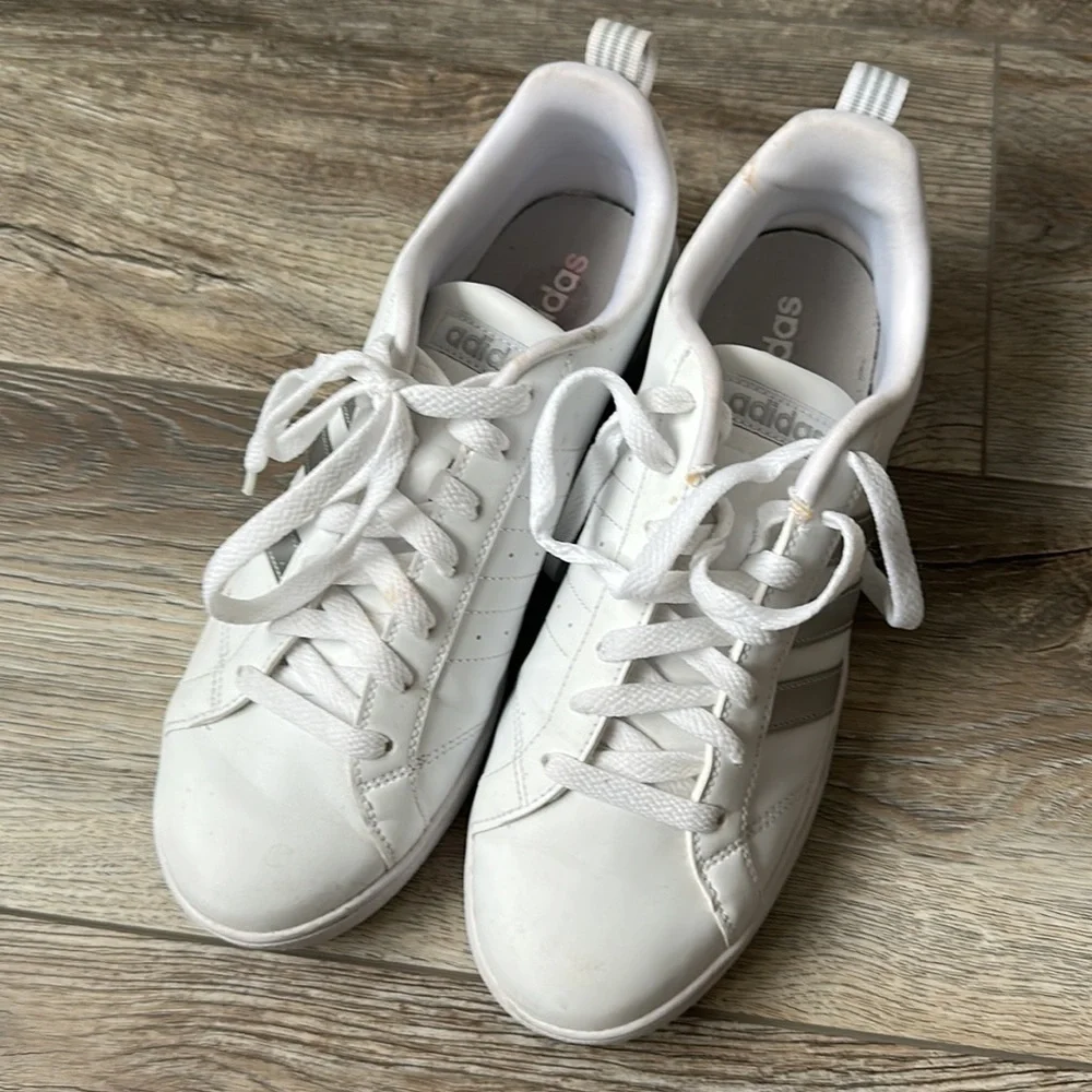 Adidas shoes athletic white silver size 8.5 gently used metallic stripes